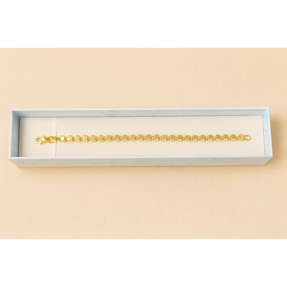 Arany Karkötő Kocka Motívummal
